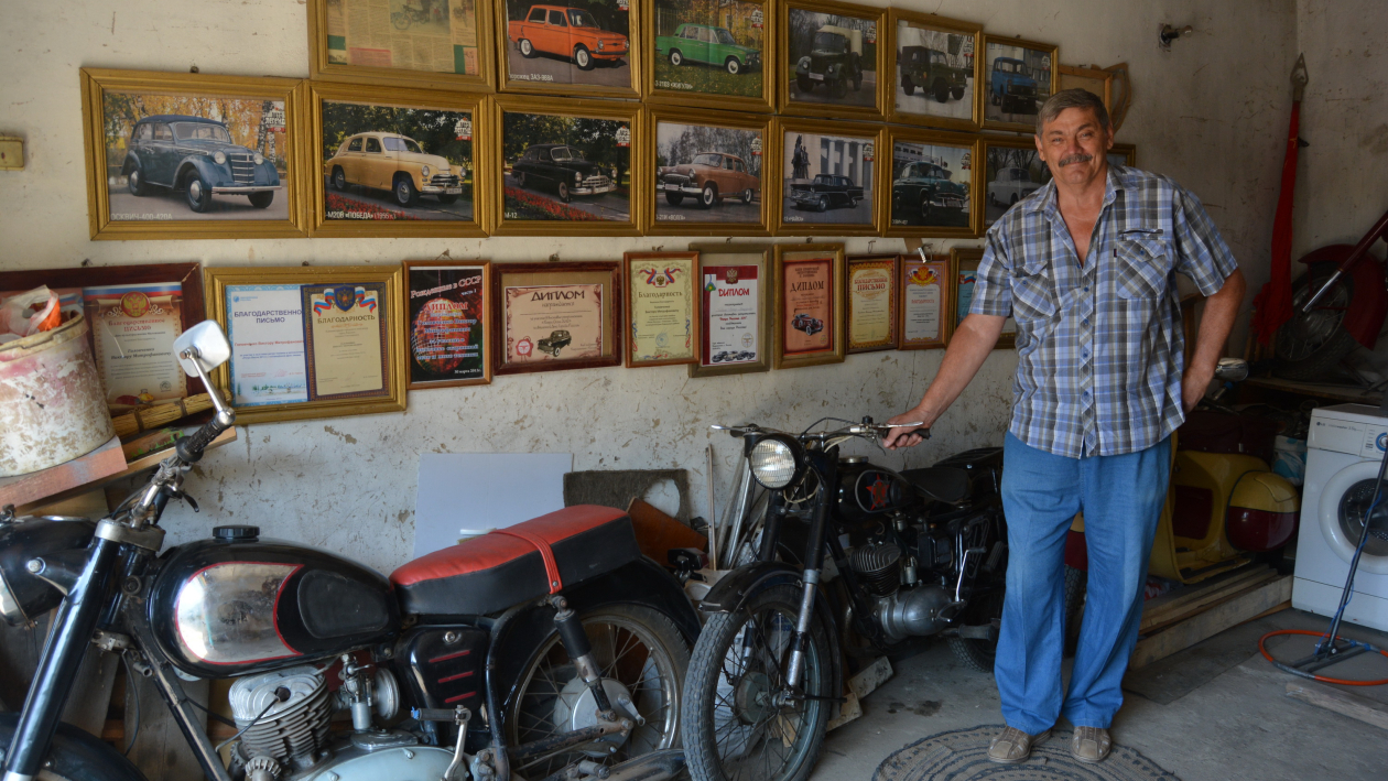 Вдохновил советский фильм. Зачем житель Воронежской области собирает раритетные мотоциклы