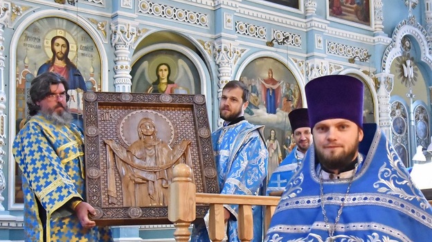 Икону из дуба подарили Покровскому храму в Бутурлиновке в честь его 150-летия