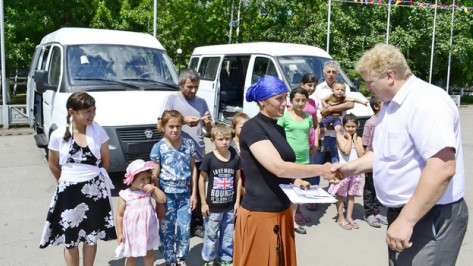 Две многодетные семьи из Грибановского района получили новые «Газели»