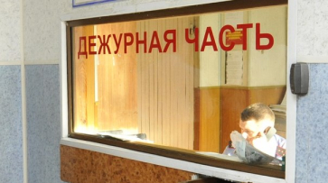 В Воронеже дворник набросился с топором на администратора банка