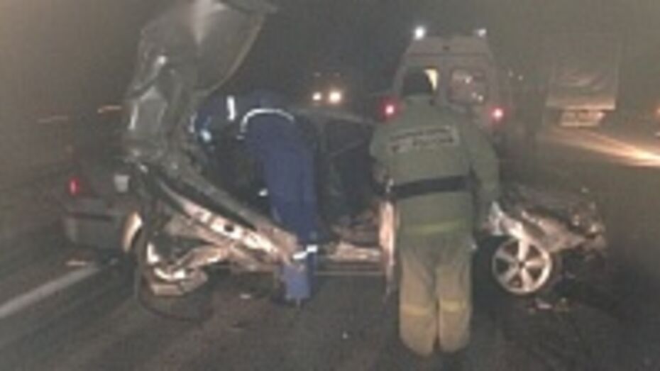 В Воронежской области «Форд» врезался в грузовик: два человека погибли