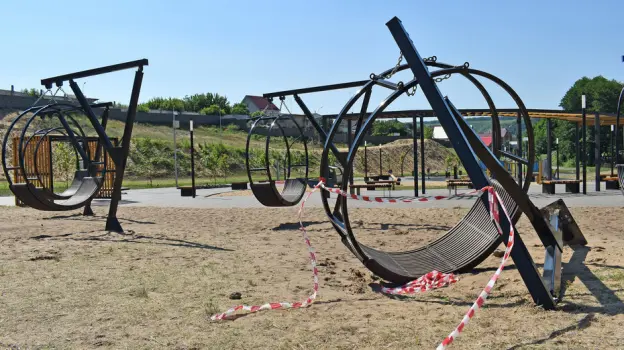 В Лисках вандалы сломали качели в парке «Горки»