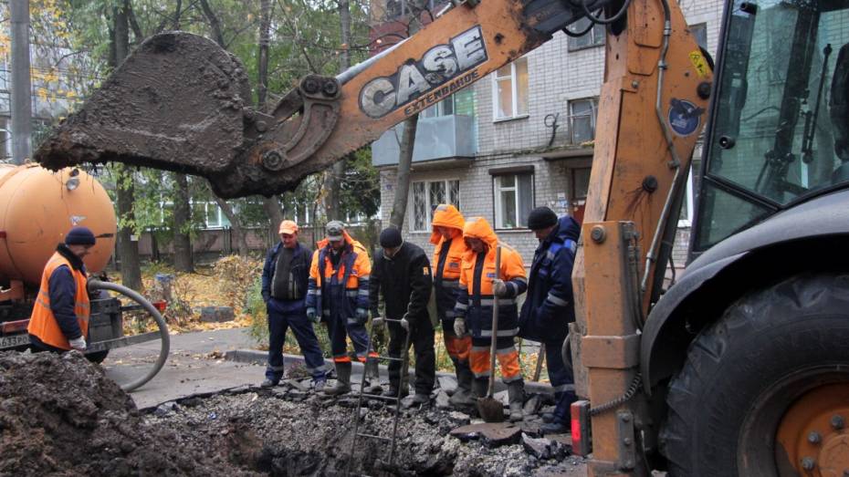 Коммунальщики устранили порыв водовода в Воронеже спустя сутки