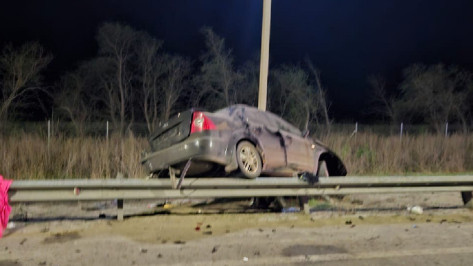Москвичи на Ford перелетели через заграждение на воронежской трассе: двое погибли