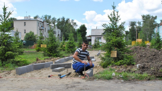 В Семилуках начали укладывать плитку на Аллее героев