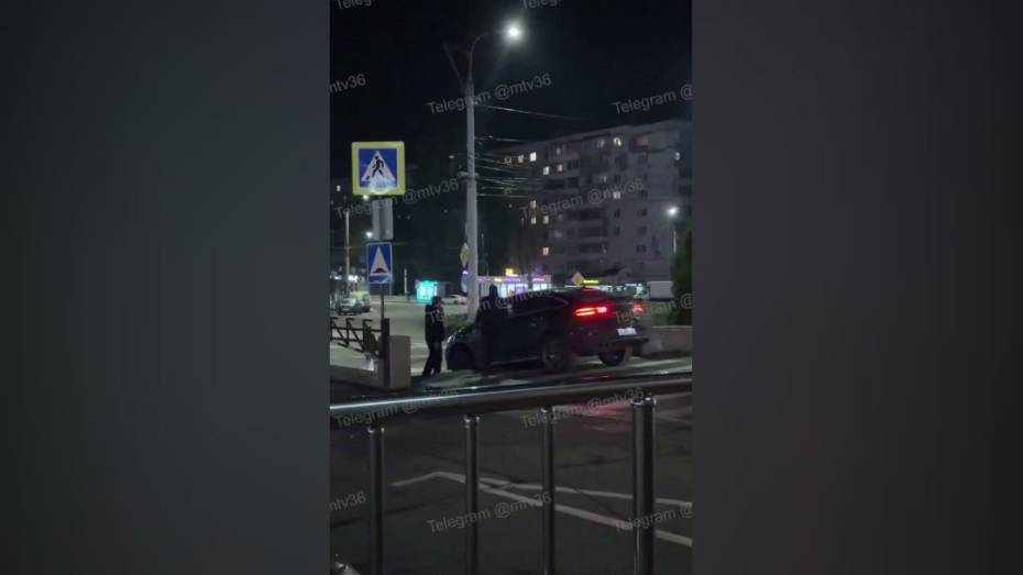 В Воронеже мужчина на автомобиле решил спуститься по лестнице