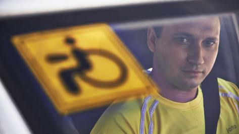 Первые выпускники воронежского автокласса инвалидов получили права