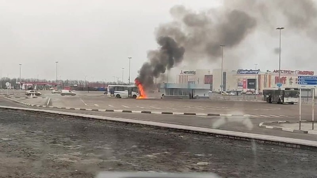 Дым от горящего автобуса у «Града» увидели в Воронеже