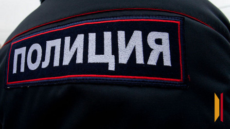 В Воронеже неизвестный повредил внедорожник, спрыгнув на него с крыши парковки