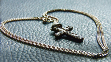 Грабители напали на воронежца и украли у него цепочку и крестик за 2 млн рублей