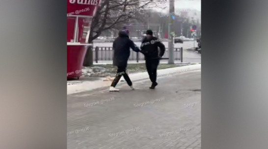 В Воронеже у памятника Славы охранник ударил мужчину и повалил его на землю: видео