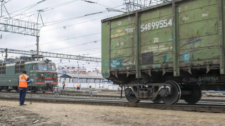 В Воронежской области под вагоном грузового поезда нашли бомбу