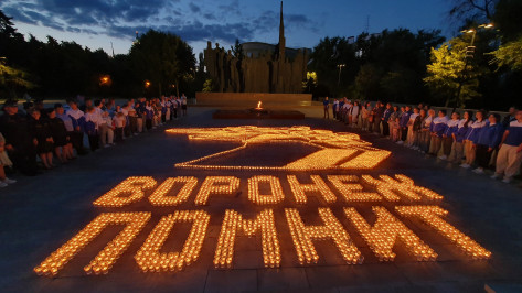 Воронежцы выложили на площади Победы монумент из 15 тысяч свечей