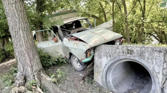 В воронежском поселке Централь «ИЖ» врезался в бетонный водосток: пострадали 3 человека