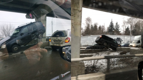 В Воронеже после ДТП легковушка повисла на ограждении Северного моста