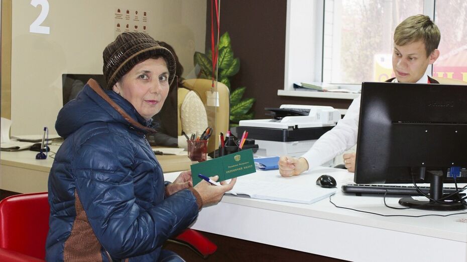 В Таловском районе впервые охотничий билет вручили женщине