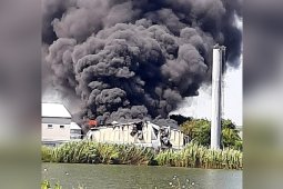 Более 60 пожарных тушили возгорание на складе в Воронежской области