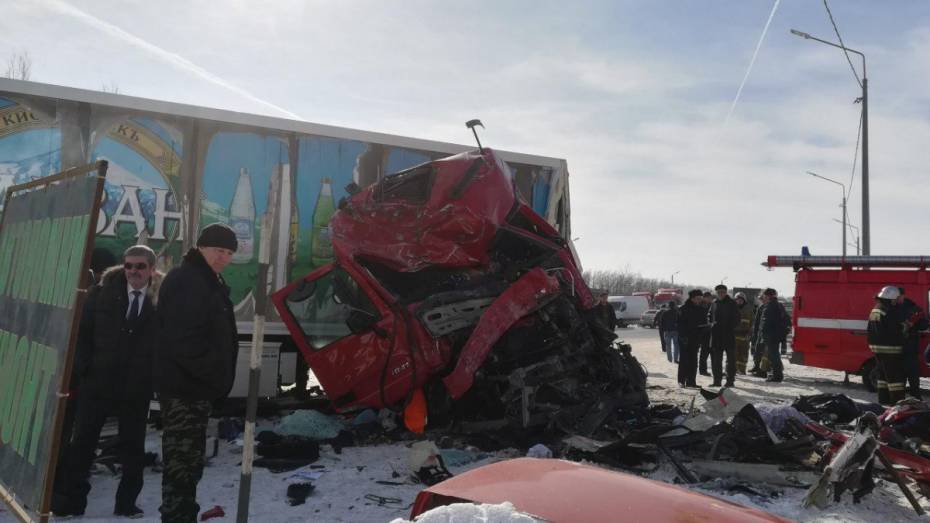 Воронежские следователи начали проверку после лобового столкновения автобуса и грузовика
