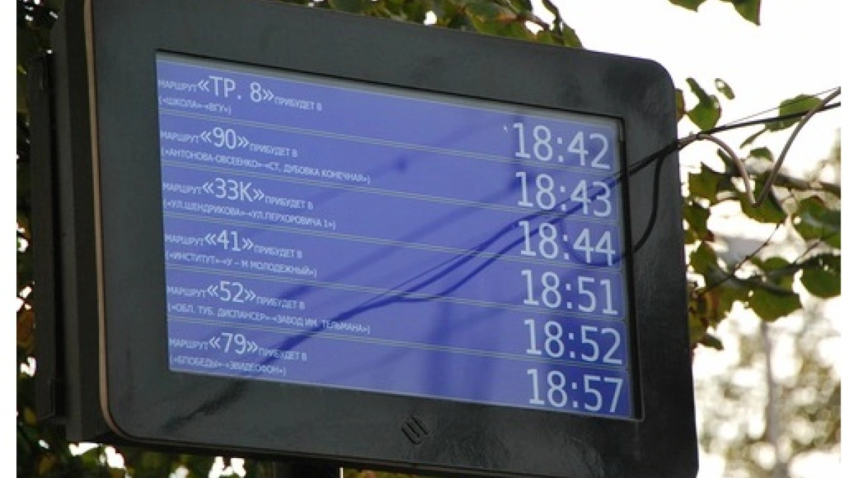 21 время остановок. Табло на остановках общественного транспорта Воронеж. Информационное табло. Электронное табло на остановках общественного транспорта. Информационное табло на автобусной остановке.