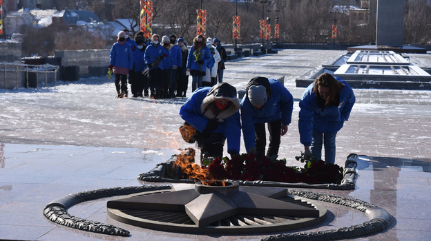 «Волонтеры Победы» в Воронеже возложили цветы к Вечному огню на Площади Победы
