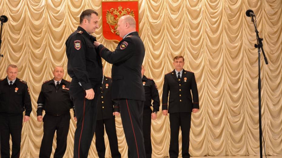 В Острогожске наградили отличившихся полицейских