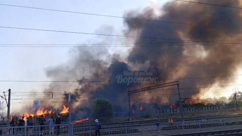 Крупный пожар в микрорайоне Отрожка сняли на видео в Воронеже