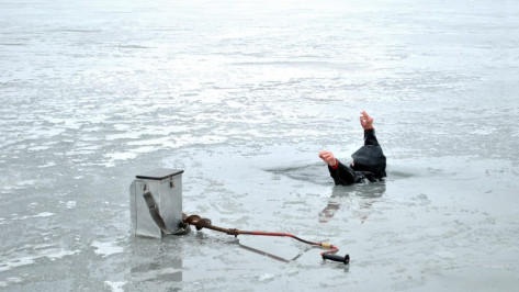 Под лед Воронежского водохранилища провалились 2 рыбака