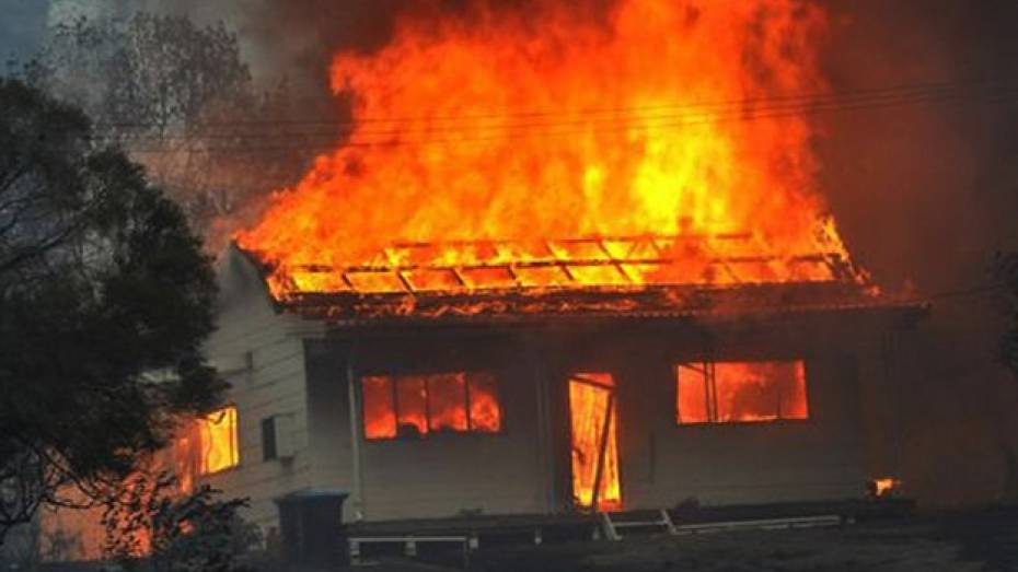 В Лисках из-за обрушения крыши при пожаре погиб мужчина