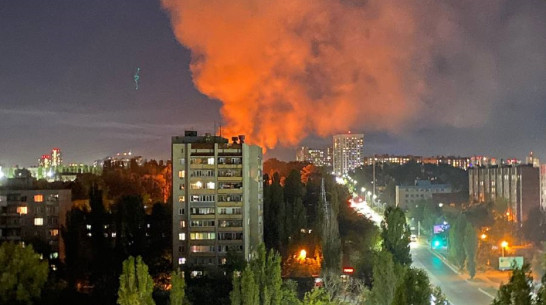 Мощный пожар на улице 9 Января в Воронеже попал на видео