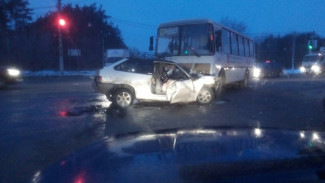 В Воронеже маршрутный «ПАЗ» столкнулся с «ВАЗом»: есть пострадавшие