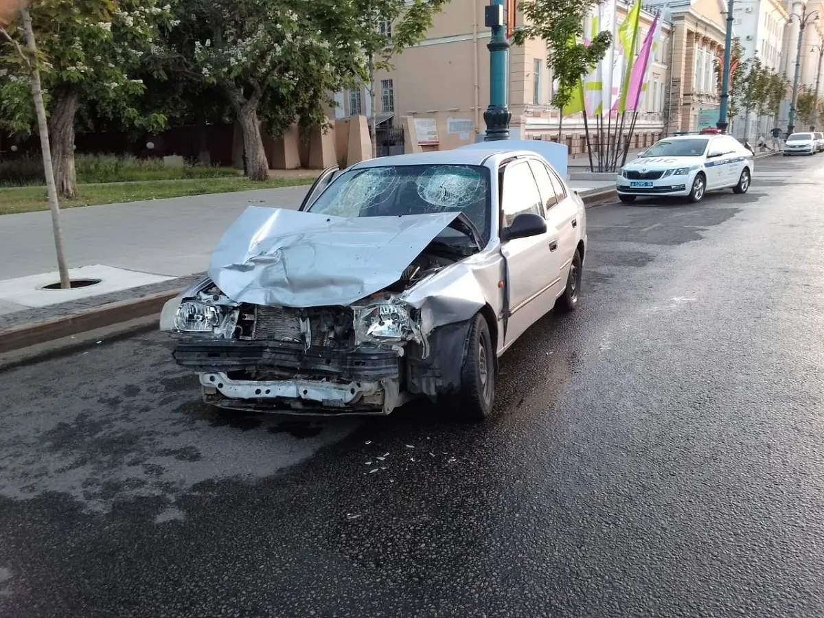 В Воронеже водитель на иномарке снес столб, скамейку и дерево на проспекте  Революции: есть погибший