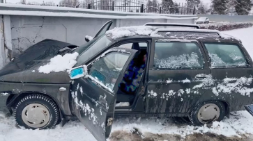 В Воронежской области «Лада» врезалась в бетонное ограждение, водитель погиб