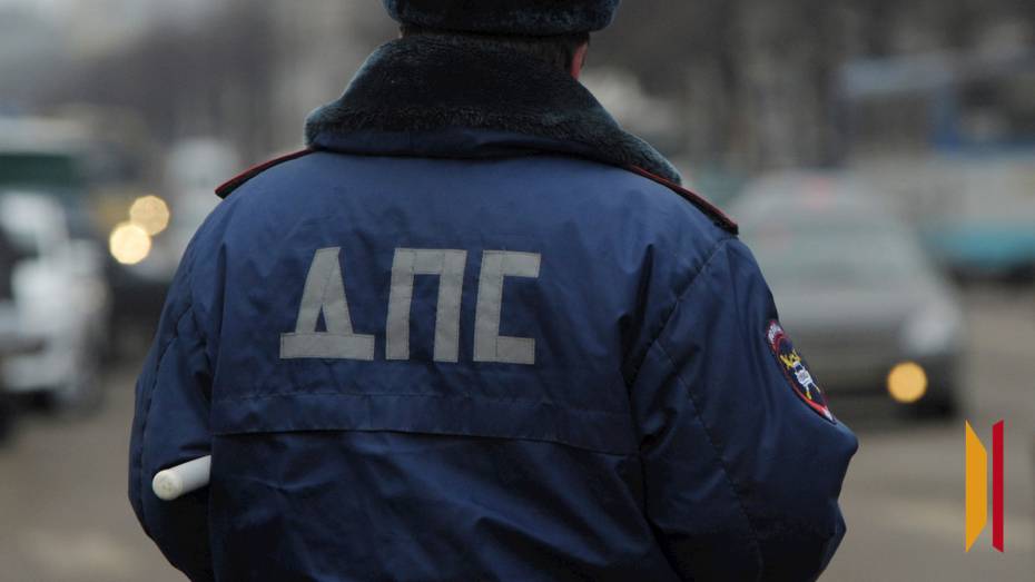 В Воронеже водитель пытался дать полицейскому взятку