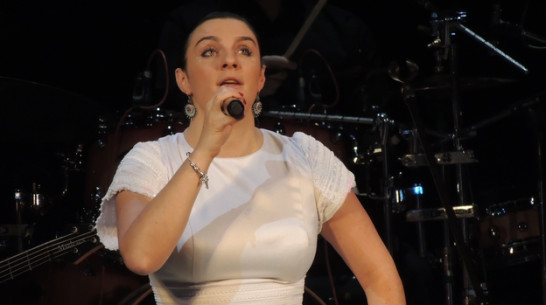 В Воронеже Елена Ваенга обнюхала и оттаскала за уши провинившегося музыканта