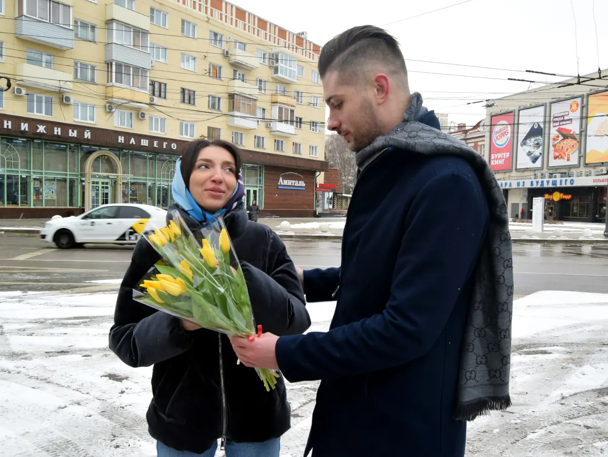 Консультации по ковиду и цветы. Врач-блогер из Воронежа поздравил женщин с  8 Марта