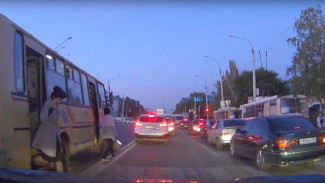 В Воронеже водитель маршрутки получил штраф за попавшее на видео нарушение