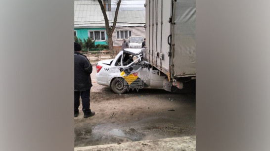 Такси влетело под фуру в Воронеже