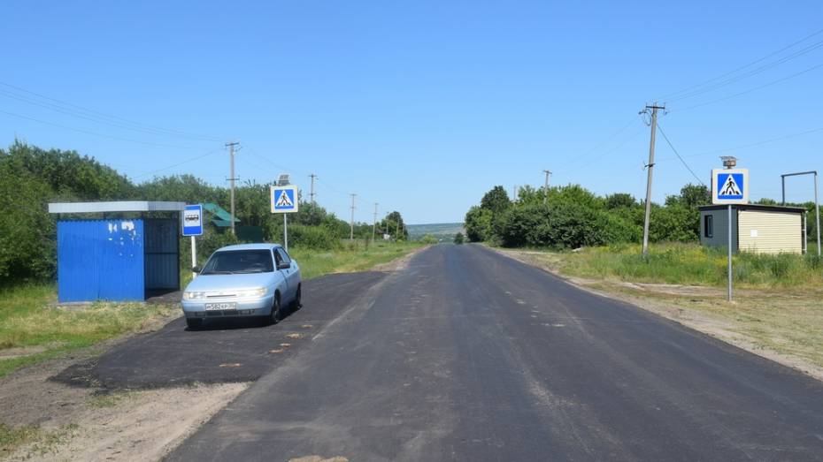 Новый асфальт уложили на дороге областного значения в грибановском селе Нижний Карачан
