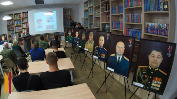 «Их имена с нами»: в воронежской библиотеке на уроке мужества презентовали выставку картин памяти героев СВО
