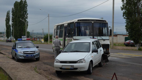 В Семилуках «Лада-Калина» врезалась в пассажирский автобус