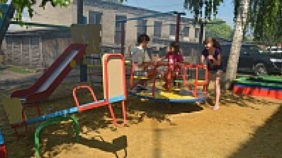 В Нижнедевицке появились две детские площадки 
