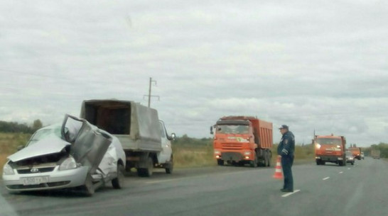 В ДТП с легковушкой и грузовиком под Воронежем погибли 2 пенсионера