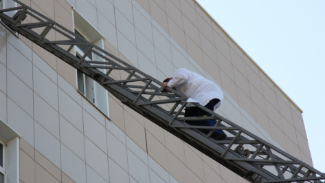 Спасатели эвакуировали персонал с 5 этажа воронежской областной больницы