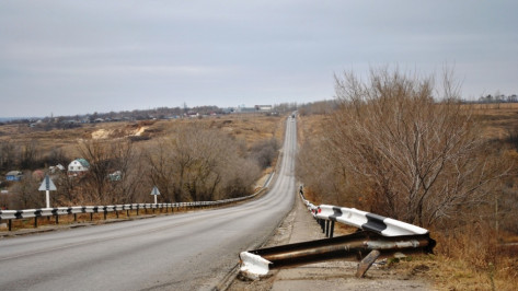 В Воронежской области ВАЗ врезался в парапет: погиб 47-летний водитель автомобиля