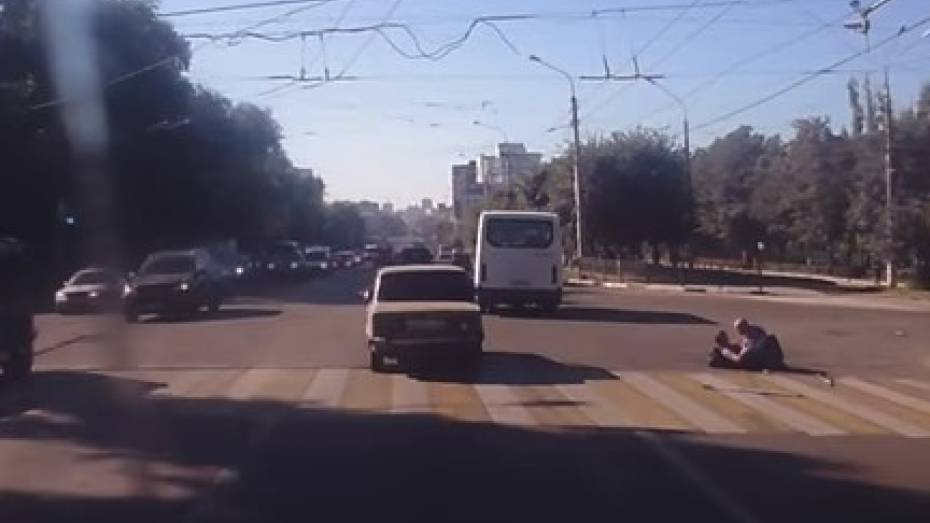 Драка двоих мужчин на проезжей части в Воронеже попала на видео