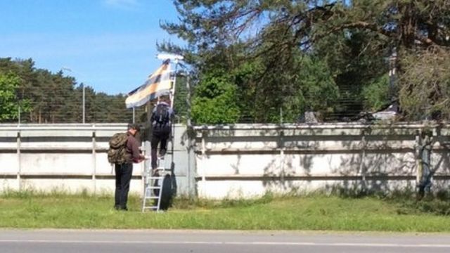Нацболы из Воронежа развернули Георгиевский флаг на базе НАТО в Латвии