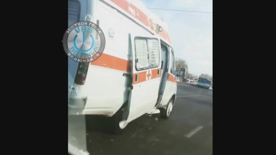 Воронежский облздрав рассказал о попавшей на видео машины «скорой» без двери