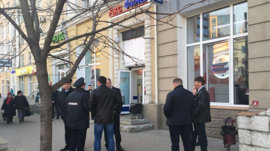 Полиция объявила в розыск грабителя офиса микрозаймов в центре Воронежа