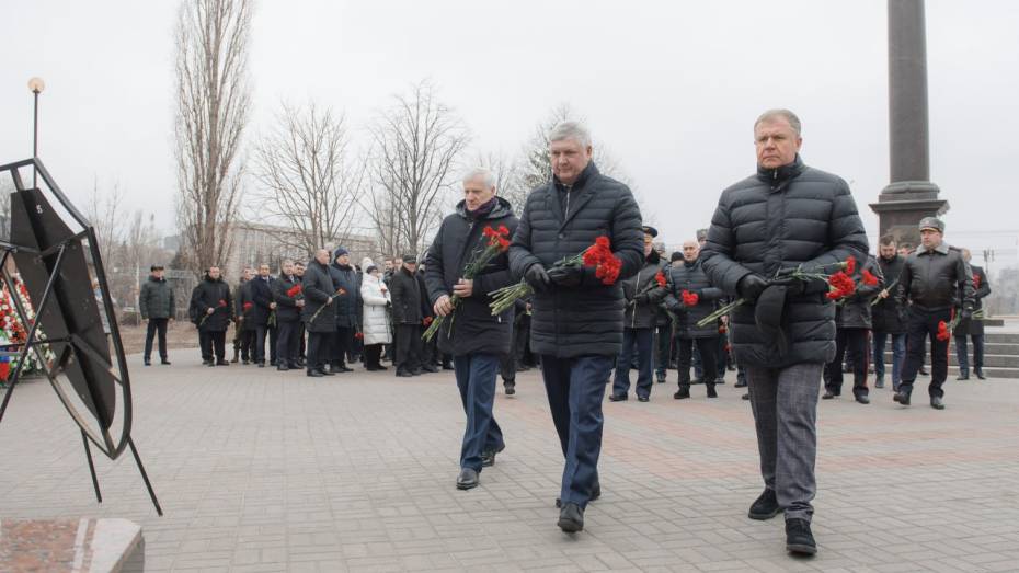 Губернатор Александр Гусев почтил память защитников Воронежа в годы Великой Отечественной войны