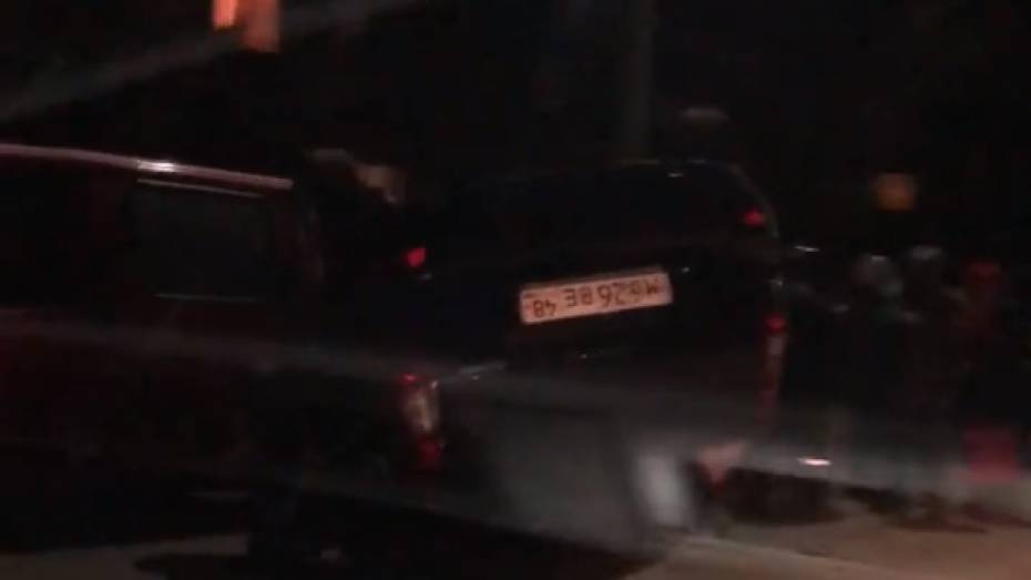 В Воронеже перевернувшийся автомобиль попал на видео
